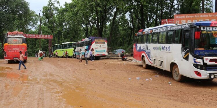 दाउन्ने–दुम्कीवास सडकको वैकल्पिक मार्ग पनि अवरुद्ध