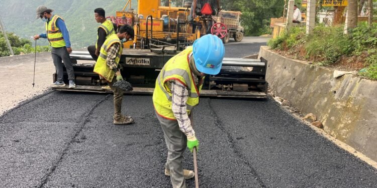 रिडी–तम्घास सडक कालोपत्र गरिँदै