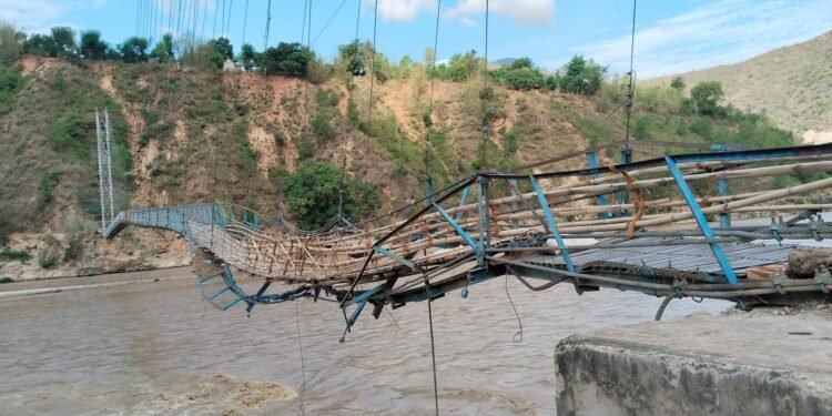 पुछिघाटको झोलुङ्गेपुल अस्थायी रूपमा मर्मत