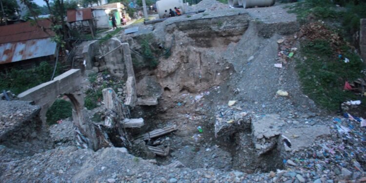 जोखिमयुक्त यात्रा गर्न बाध्य छन् धरान हरियालीका स्थानीय