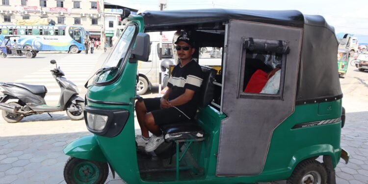 क्यान्सरका बिरामीलाई निःशुल्क सेवा दिँदै अटोचालक