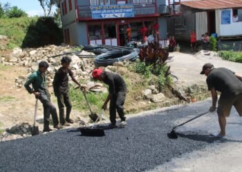फुङलिङ बजारका सडक धमाधम कालोपत्र हुँदै