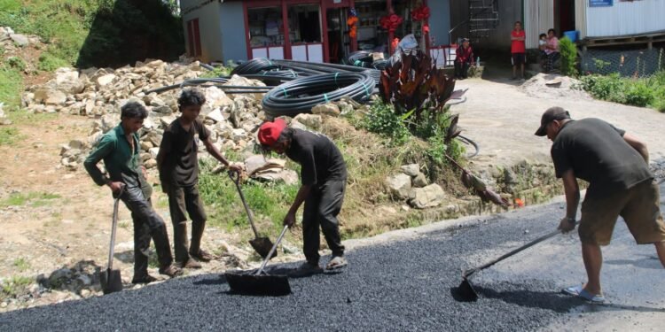 फुङलिङ बजारका सडक धमाधम कालोपत्र हुँदै