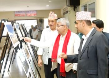 पूर्वसञ्चारमन्त्री बास्कोटाद्वारा तस्बिर प्रदर्शनी अवलोकन