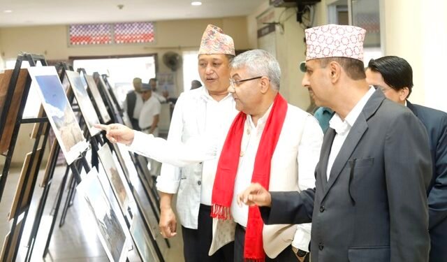 पूर्वसञ्चारमन्त्री बास्कोटाद्वारा तस्बिर प्रदर्शनी अवलोकन