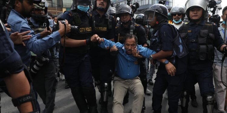 राजसंस्था पक्षधरको प्रदर्शनमा झडप, कमल थापा सहित ८ जना पक्राउ