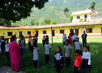 रित्ता कक्षाकोठा रुँगेर बस्दै गाउँका शिक्षकहरू