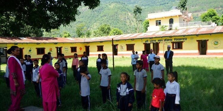 रित्ता कक्षाकोठा रुँगेर बस्दै गाउँका शिक्षकहरू