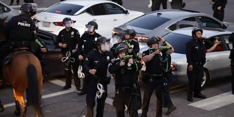 लस एन्जलसमा कर्फ्यू, सामूहिक गिरफ्तारी सुरु