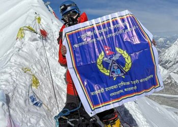 मकालु हिमालमा फहराइयो ट्राफिकको सन्देशमूलक ब्यानर