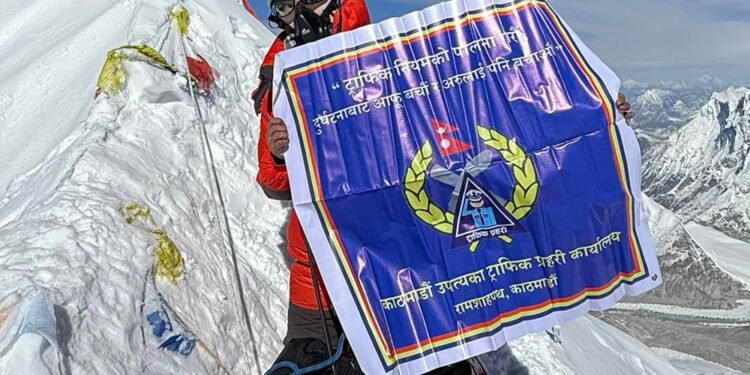 मकालु हिमालमा फहराइयो ट्राफिकको सन्देशमूलक ब्यानर