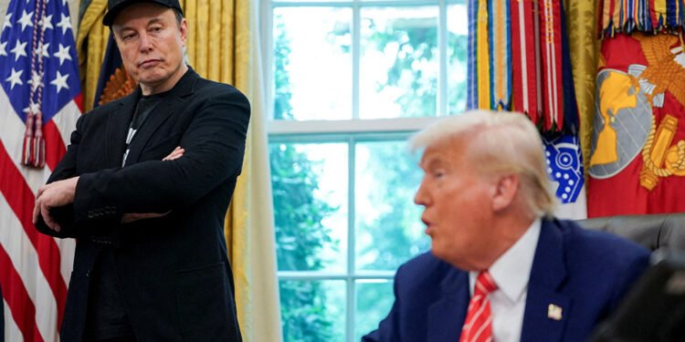 ट्रम्पसँगको बयानबाजीपछि मस्कको कम्पनि टेस्लाको शेयरमा ठुलो गिरावट