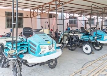 किसानलाई धानरोप्ने उपकरण ‘राइस ट्रान्सप्लान्टर’ प्रदान