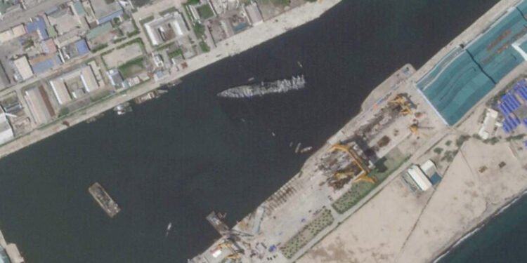 प्रक्षेपणमा असफल भएको उत्तर कोरियाको युद्धपोत जहाजको मर्मत गरिदै