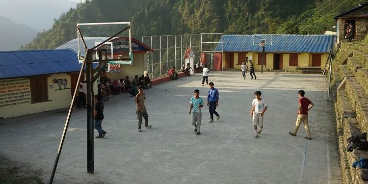 सहयोग र श्रमदान जुटाएर खेलमैदान निर्माण