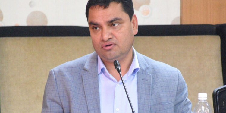 सबै सरकारी कर्मचारीलाई स्वास्थ्य बीमामा आवद्ध गराउने तयारी शुरु