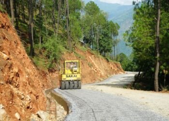 ट्रयाक खुलेको सत्ताइस वर्षपछि रत्नेचौर–भकुण्डे सडक कालोपत्र थालियो