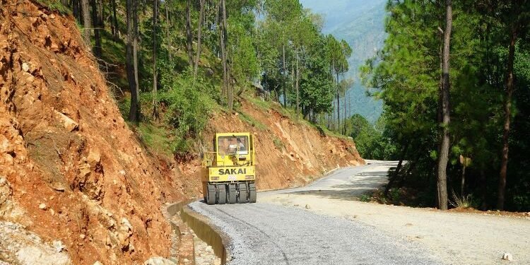 ट्रयाक खुलेको सत्ताइस वर्षपछि रत्नेचौर–भकुण्डे सडक कालोपत्र थालियो
