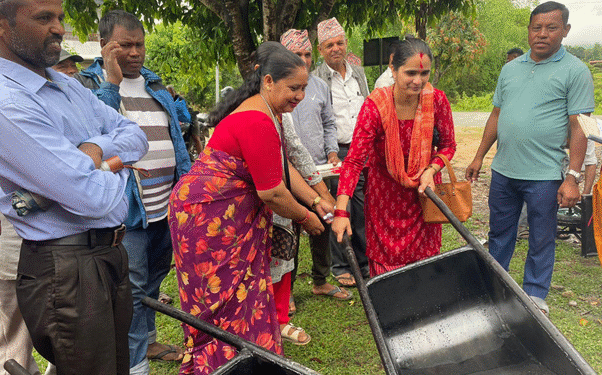 कृषि सामग्री ढुवानी गर्न किसानलाई ठेलागाडा सहयोग