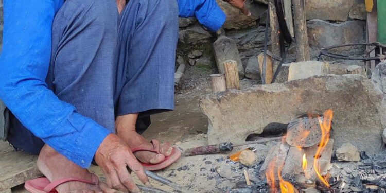 आरन सुधार गर्न अनुदानमा आधुनिक औजार वितरण