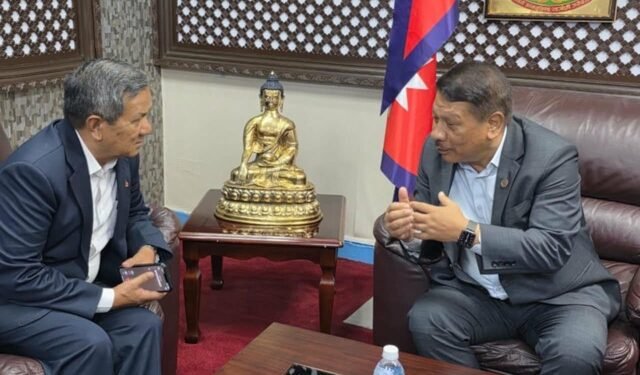 विपद्जन्य सूचना प्रवाहलाई प्रभावकारी बनाउने विषयमा कार्यवाहक प्रधानमन्त्री सिंह र सञ्चारमन्त्रीबीच छलफल