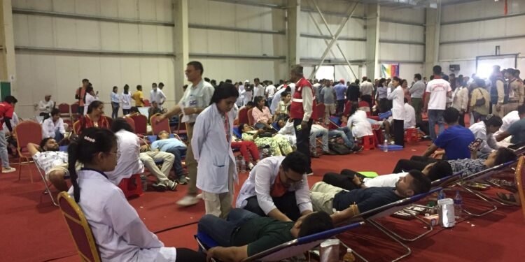 एकैस्थानमा एक हजार ७१७ जनाले रक्तदान गरेर नयाँ रेकर्ड कायम
