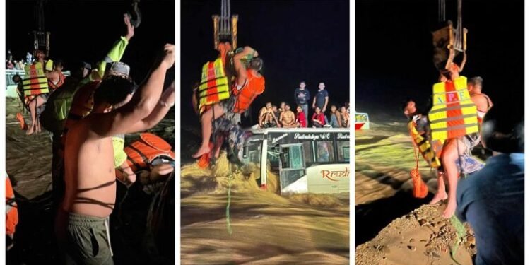 यसरी भयो बाढीमा फसेको बसबाट यात्रुको उद्धार (तस्बिरहरू)