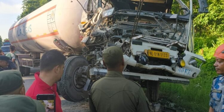 ग्यास बुलेट र ट्रक ठोक्किँदा दुई जना घाइते