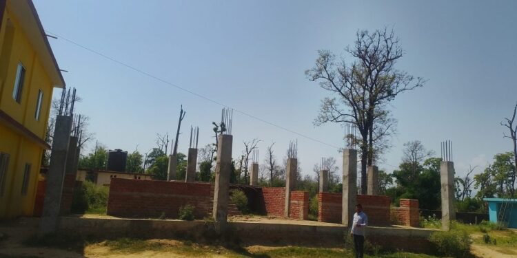बजेट अभावमा विद्यालय भवन अधुरो