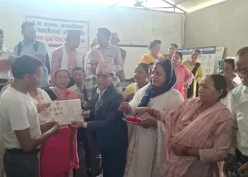 कोहलपुरका अव्यवस्थित बसोवासीलाई जग्गाधनी पुर्जा वितरण