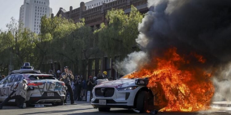 लस एन्जलसमा हजारौं प्रदर्शनकारी ट्रम्पविरुद्ध सडकमा