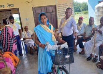 स्वास्थ्य स्वयंसेविकालाई साइकल वितरण