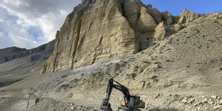 मुस्ताङमा सिएमसीले उठाउन थाल्यो नदीजन्य उत्खनन कर