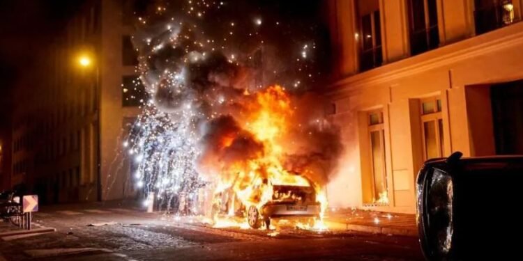 पीएसजी समर्थकद्दारा पेरिसमा तोडफोड, ३०० बढी पक्राउ