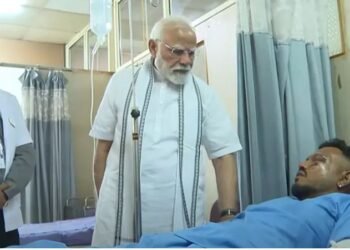 अहमदाबाद दुर्घटनामा बाँचेका एकमात्र यात्रुलाई भेटे मोदीले