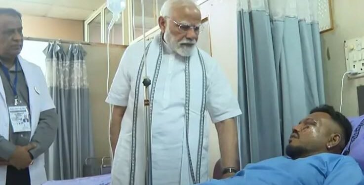 अहमदाबाद दुर्घटनामा बाँचेका एकमात्र यात्रुलाई भेटे मोदीले