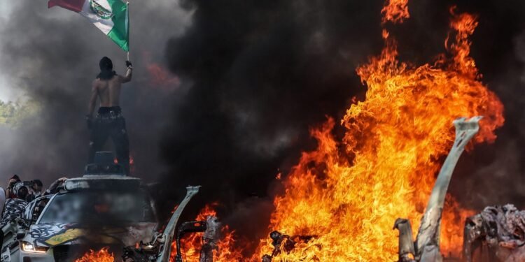 लस एन्जलसमा प्रदर्शन उग्र बन्दै, ठाउँ ठाउँमा तोडफोड र आगजनी