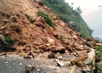 वर्षाका कारण दुम्कीबासमा वैकल्पिक सडक अवरुद्ध