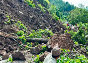 छ स्थानमा राजमार्ग अवरुद्ध, चार ठाउँमा एकतर्फी यातायात सञ्चालन