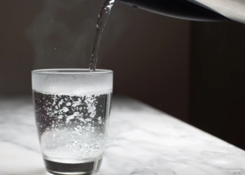 मनसुनमा मनतातो पानी: स्वास्थ्यलाई कसरी बनाउँछ बलियो ?