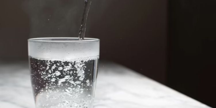 मनसुनमा मनतातो पानी: स्वास्थ्यलाई कसरी बनाउँछ बलियो ?