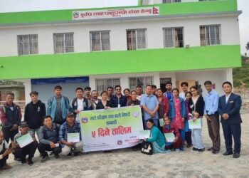 किसानलाई माटो परीक्षण गर्न सिकाउँदै ‘पौवादुङमा’