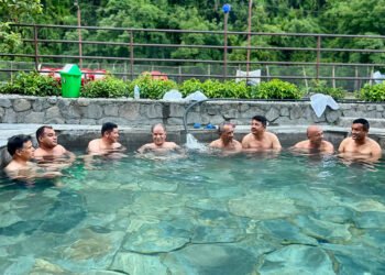 म्याग्दीको तातोपानी कुण्डमा प्रचण्ड