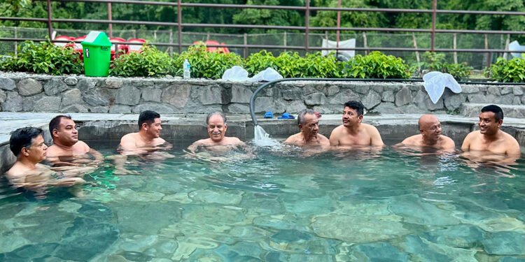 म्याग्दीको तातोपानी कुण्डमा प्रचण्ड