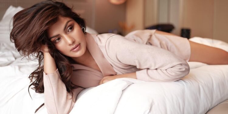 ‘कन्ट्रोवर्सी’ को कारण चर्चामा आएकी रिया चक्रवर्ती (फोटोफिचर)