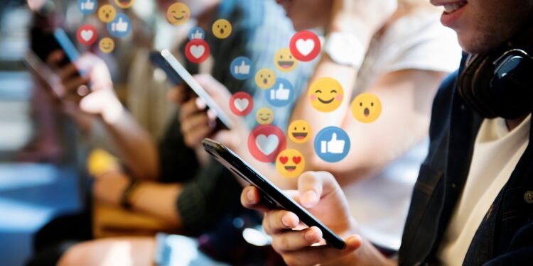 सामाजिक मिडियाले ‘विनाशकारी’ मानसिक स्वास्थ्य संकटको चपेटामा बालबालिका