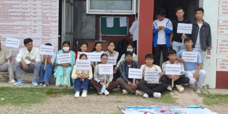 सडक स्तरोन्नति गर्न माग