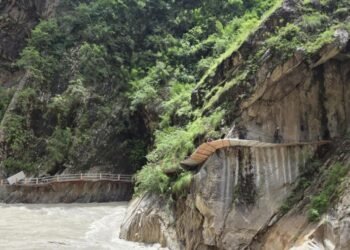 सब्बलको भरमा चट्टान फुटाएर घोरेटो बाटो निर्माण