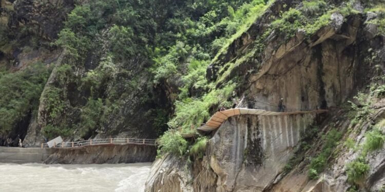 सब्बलको भरमा चट्टान फुटाएर घोरेटो बाटो निर्माण