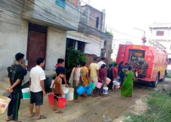 वीरगञ्जमा पानीको हाहाकार, ट्याङ्करबाट बाँड्दै सेना